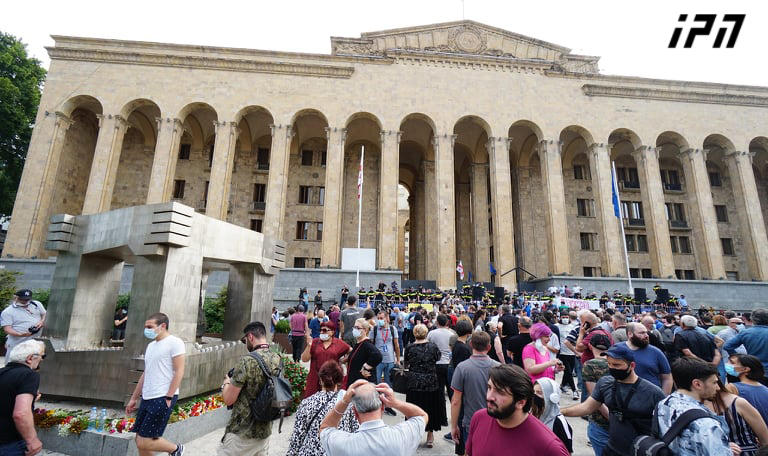 Участники акции дают правительству время для отставки премьер-министра до 12:00 завтрашнего дня