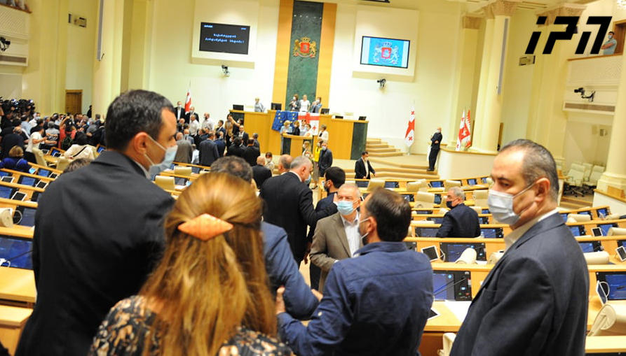 პარლამენტის სხდომათა დარბაზში დეპუტატებს შორის სიტყვიერი დაპირისპირება იყო