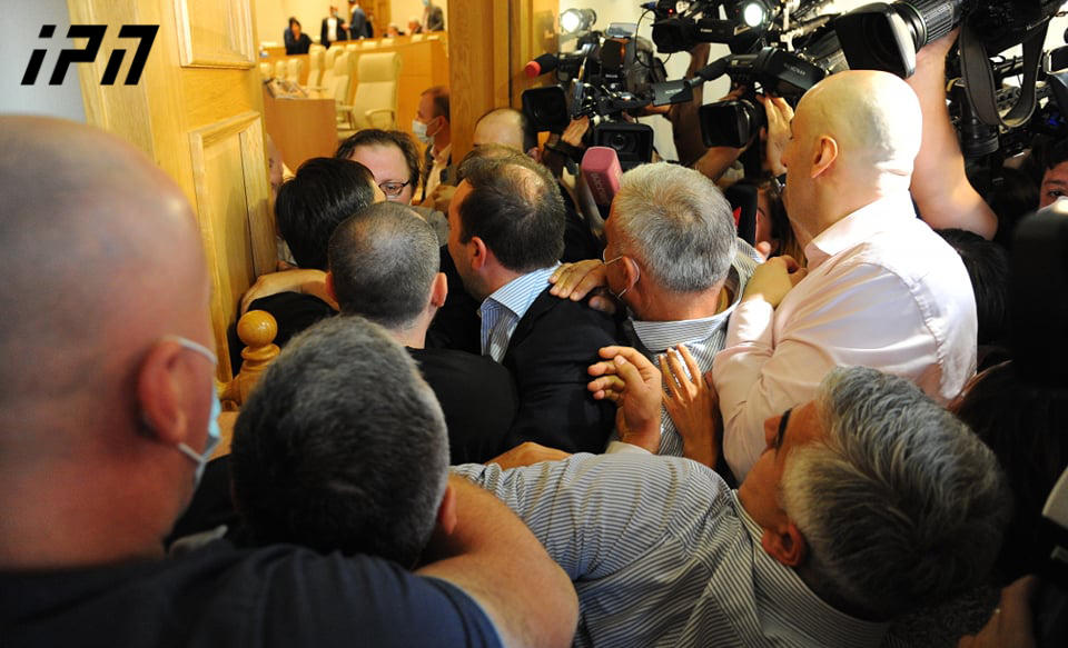 მედიაორგანიზაციებისა და სამოქალაქო სექტორის წარმომადგენლები სხდომათა დარბაზში შეიჭრნენ