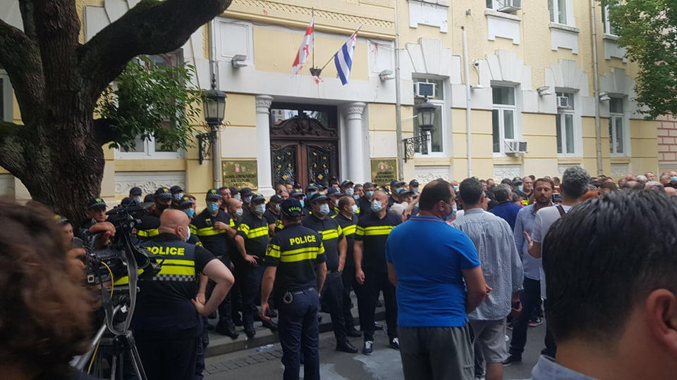 აჭარის მთავრობის სახლთან აქციაზე დაკავებული 4 პირი ხელწერილის საფუძველზე გაათავისუფლეს