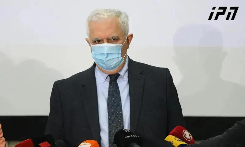 ამირან გამყრელიძის განცხადებით, დღეს მოსახლეობის 90-95%-მა რომ ატაროს პირბადე, ამით იანვრამდე 200-300 ადამიანის სიცოცხლე გადარჩება