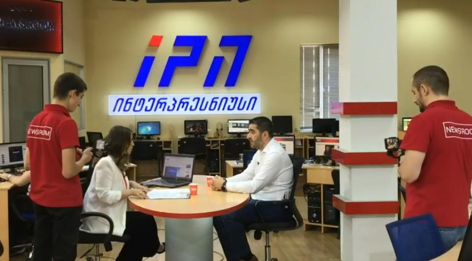 შალვა პაპუაშვილის განცხადებით, „ჩინოსანში“, რომელმაც აშშ-ს „დამახინჯებული ინფორმაცია“ მიაწოდა, ქართველს არ გულისხმობენ, თუმცა არ აკონკრეტებს, საუბარია თუ არა კელი დეგნანზე