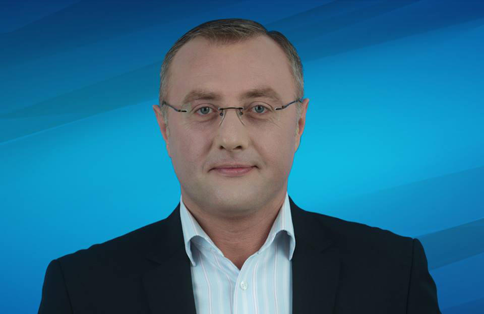 რუსთავის საკრებულოს ფრაქცია „ქართული ოცნების“ თავმჯდომარის მოადგილემ თანამდებობა დატოვა და გახარიას პარტიას შეურთდა