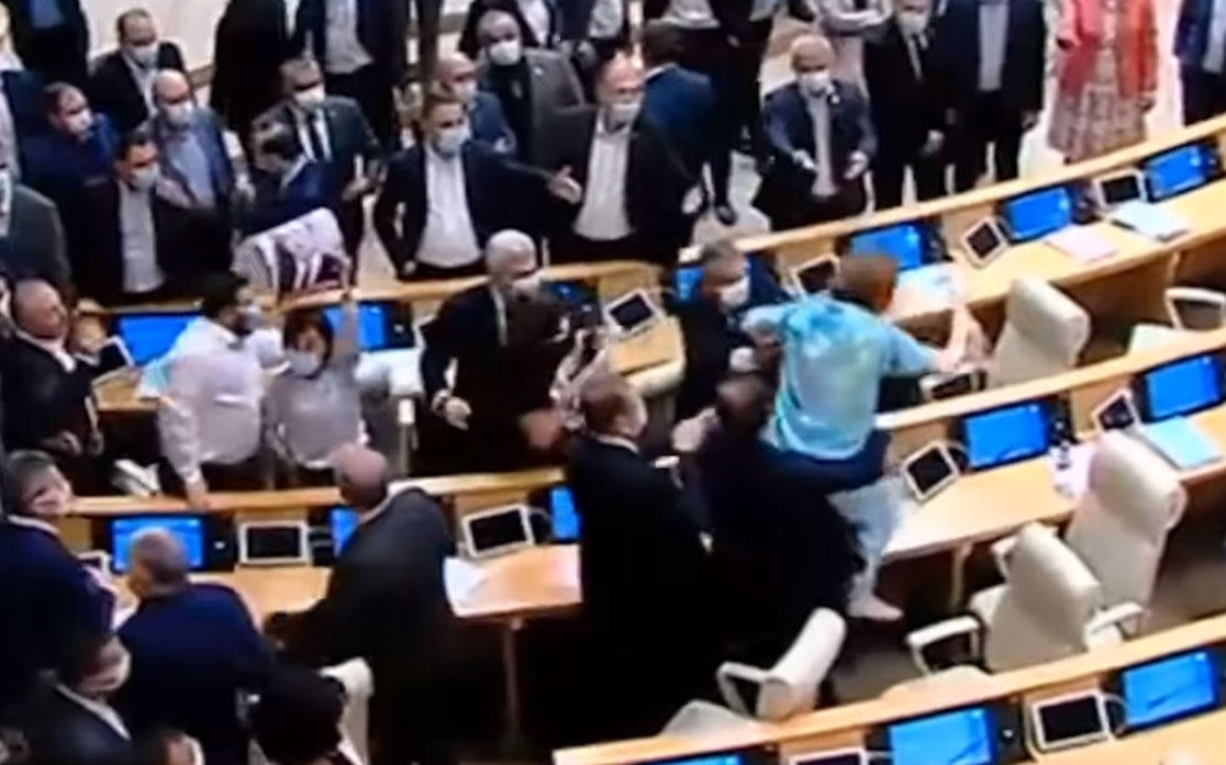 „ნაციონალური მოძრაობის“ დეპუტატი ნონა მამულაშვილი პარლამენტის სხდომათა დარბაზში მაგიდაზე ავიდა, საიდანაც ირაკლი ზარქუამ ჩამოსვა