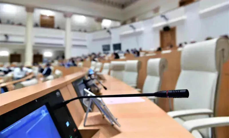 პარლამენტის პლენარულ სხდომებზე საკანონმდებლო ინიცი