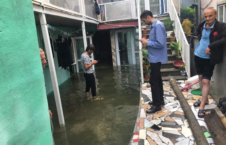 ბათუმში უხვმა ნალექმა პრობლემები შექმნა