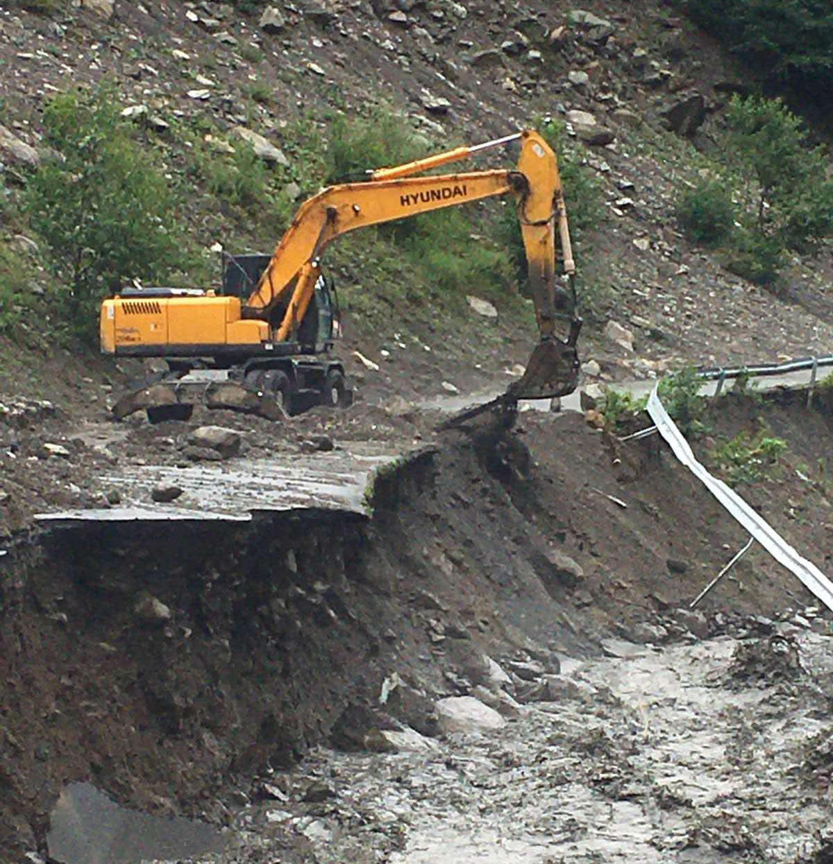 Repairing of roads damaged as a result of the disaster has begun - Roads Department calls on Georgian citizens and tourists to refrain from moving in the direction of damaged roads