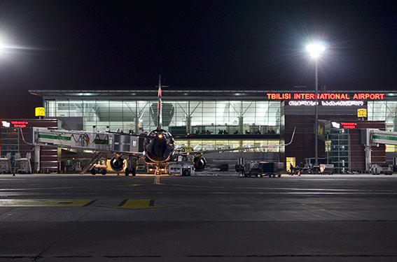 თბილისის საერთაშორისო აეროპორტში მიტოვებული ჩანთა იპოვეს, რის გამოც ევაკუაცია გამოცხადდა - ადგილზე ​გამნაღმველები მუშაობდნენ