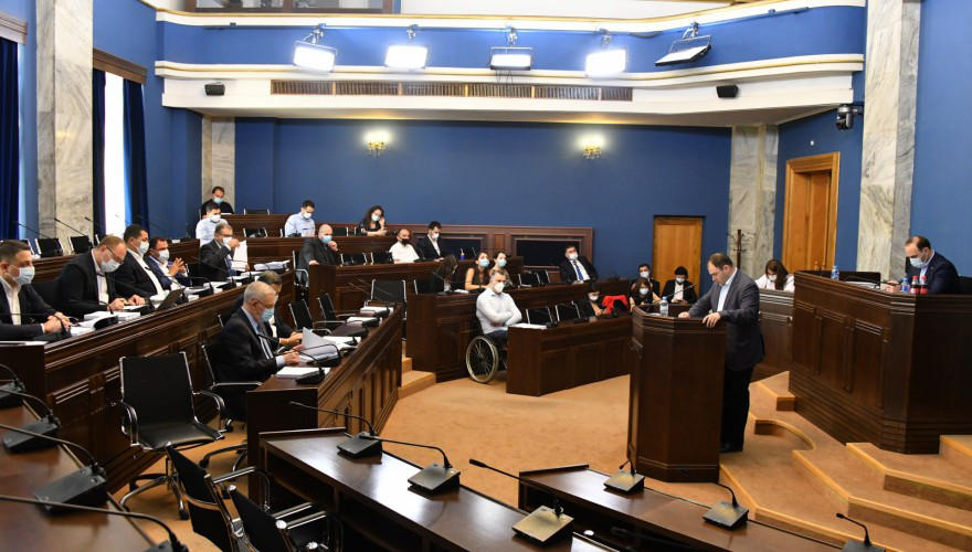 იურიდიულმა კომიტეტმა მხარი დაუჭირა კომპანია „ალმას“ წინადადებას, რომელიც სიძულვილის ენის შემცველი და აგრესიის გამომწვევი სარეკლამო ბანერების განთავსების შეზღუდვას გულისხმობს
