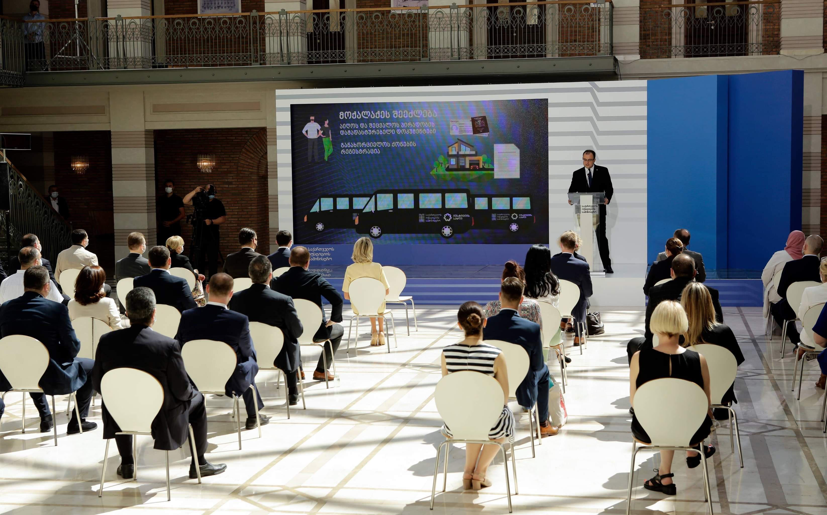 რატი ბრეგაძე - დღეს ციხეს მართავს ციხის ადმინისტრაცია - მაგალითად, გლდანის ციხეში, რომელიც წამების სიმბოლო იყო, დღეს პატიმრები არიან დასაქმებული და მოჰყავთ ჟოლო