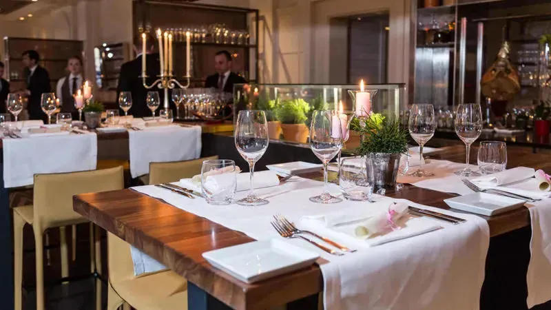 С сегодняшнего дня объекты питания будут работать до 22:00 вместо 23:00