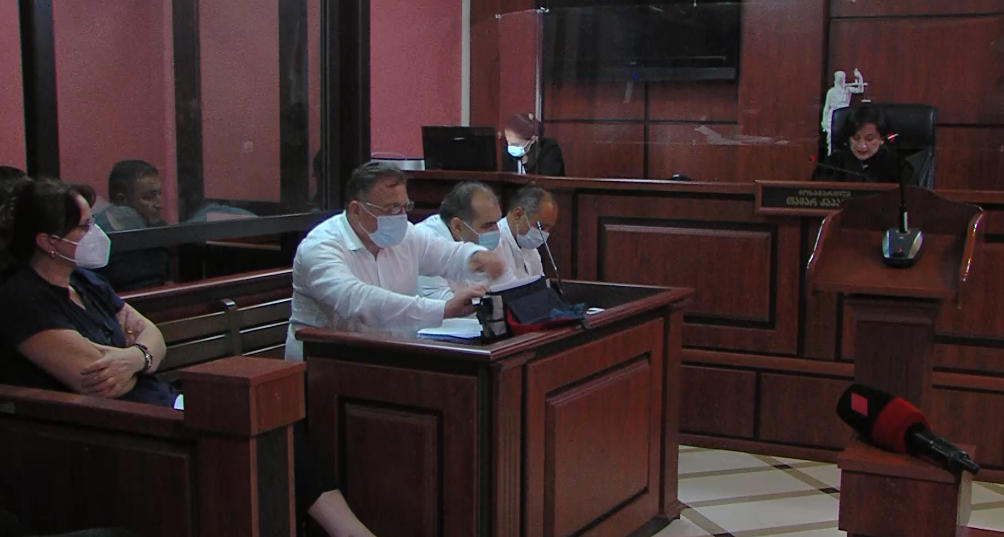 ზურაბ ზვიადაურს თავდებში ავთანდილ ჭრიკიშვილი და ზაქარია ქუცნაშვილიც ჩაუდგნენ