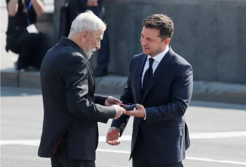 Volodymyr Zelensky awarded Vakhtang Kikabidze with the State Order