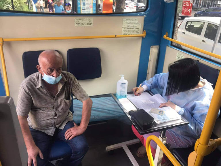 ბათუმში მოქალაქეები დღეიდან კოვიდსაწინააღმდეგო ვაქცინით მათთვის მოსახერხებელ ლოკაციაზე, სპეციალურად მოწყობილ ვაქცინაციის მოძრავ პუნქტებში აიცრებიან