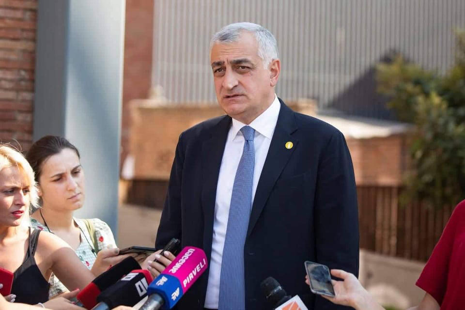 მამუკა ხაზარაძე - სარეკლამო დაფებზე ძალადობრივი და სისხლიანი სურათებია, რაც  მიუღებელია! კომპანიის მფლობელებს მოვუწოდებ, სასწრაფოდ ჩამოხსნან ბანერები