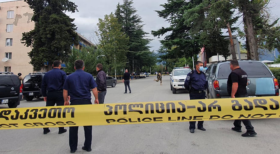 არსებული ინფორმაციით, ყვარელში „საქართველოს ბანკის“ ფილიალზე თავდამსხმელი ნახევარ მილიონს ითხოვს