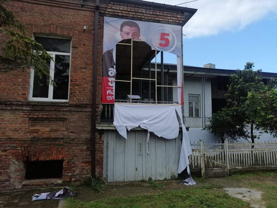 გიგი უგულავას ინფორმაციით, ფოთში მისი საარჩევნო ბანერი ჩამოხიეს