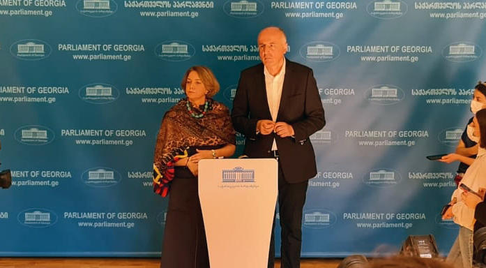 ფარულ ჩანაწერებთან დაკავშირებით "ლელო" პარლამენტის სპეციალური სხდომის მოწვევას ითხოვს და დეპუტატების ხელმოწერების შესაგროვებლად, კონსულტაციებს იწყებს
