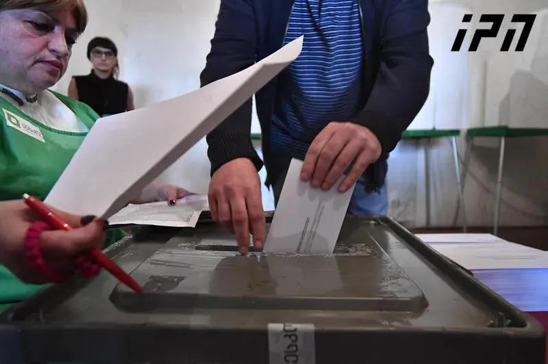 Согласно отчету ОБСЕ/БДИПЧ, предвыборная обстановка в Грузии характеризуется поляризацией между правящей и оппозиционными партиями