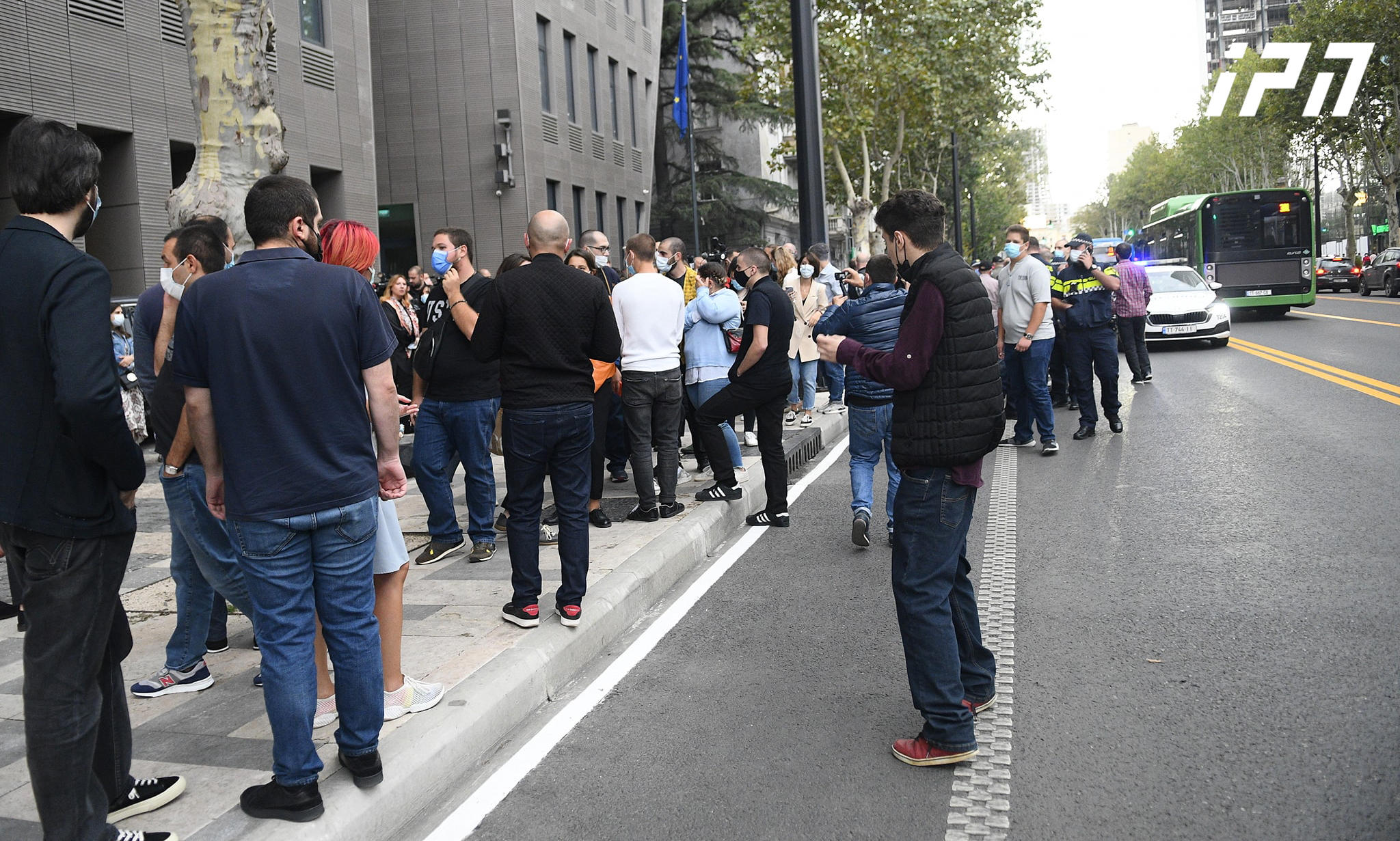 ევროკავშირის წარმომადგენლობასთან, სადაც ნიკა მელია და ოპოზიციის წარმომადგენლები ელჩებთან შეხვედრას მართავენ, „ქართული ოცნების" ახალგაზრდული ფრთის წევრები შეიკრიბნენ