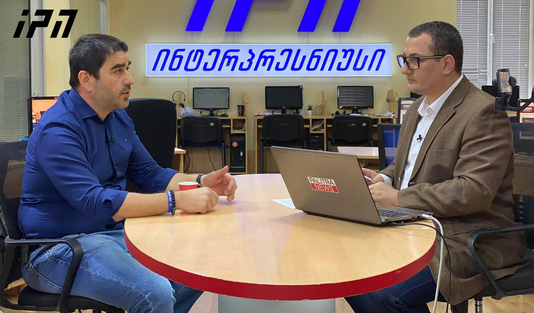 შალვა პაპუაშვილი ნიკა მელიაზე - გუშინ  ჩვენ ბანერი გაცოცხლებული ვიხილეთ - ცხვირი ჰგავდა? ჰგავდა,  ყური ჰგავდა? ჰგავდა, ასევე ჰგავდა ქცევაც