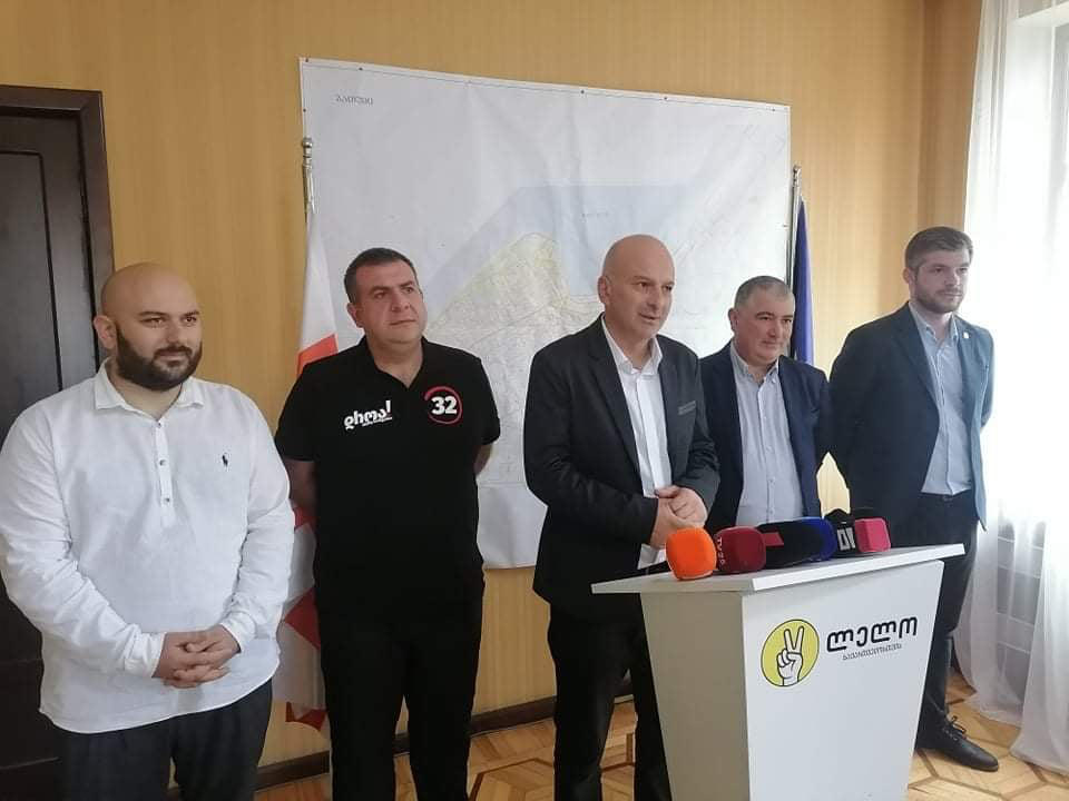 ოპოზიციური პარტიების ნაწილის ბათუმის მერობის საერთო კანდიდატის განცხადებით, 2 ოქტომბერს „ქართული ოცნება" საარჩევნო უბნებზე „კარუსელების“ დატრიალებას გეგმავს