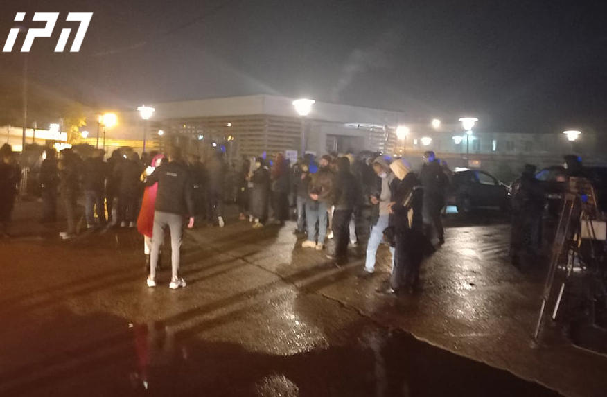 რუსთავის ციხესთან, სადაც მიხეილ სააკაშვილი იმყოფება, „ნაციონალური მოძრაობის“ წევრები და მხარდამჭერები არიან შეკრებილი