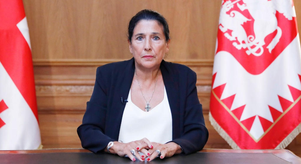 პრეზიდენტი - კომენტარები დღეს პარტიიდან არ უნდა მოდიოდეს, არამედ სახელმწიფო უწყებებიდან, რომლებიც ვალდებულნი არიან ფაქტებით დაუდასტურონ საზოგადოებას ტყუილ-მართალი, დაცინვა და ქილიკი პასუხი არაა