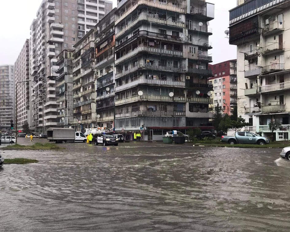 ძლიერი წვიმის შედეგად, ბათუმში რამდენიმე ქუჩა დაიტბორა