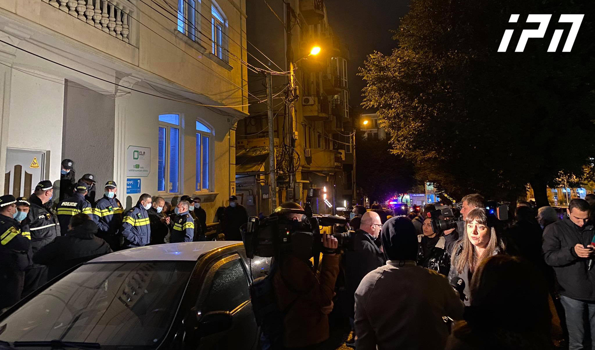 ისნის საოლქო კომისიაში საჩივრების განხილვა აქციის და შეძახილების -„მონებო“, „არა გაყალბებას“ ფონზე მიმდინარეობს