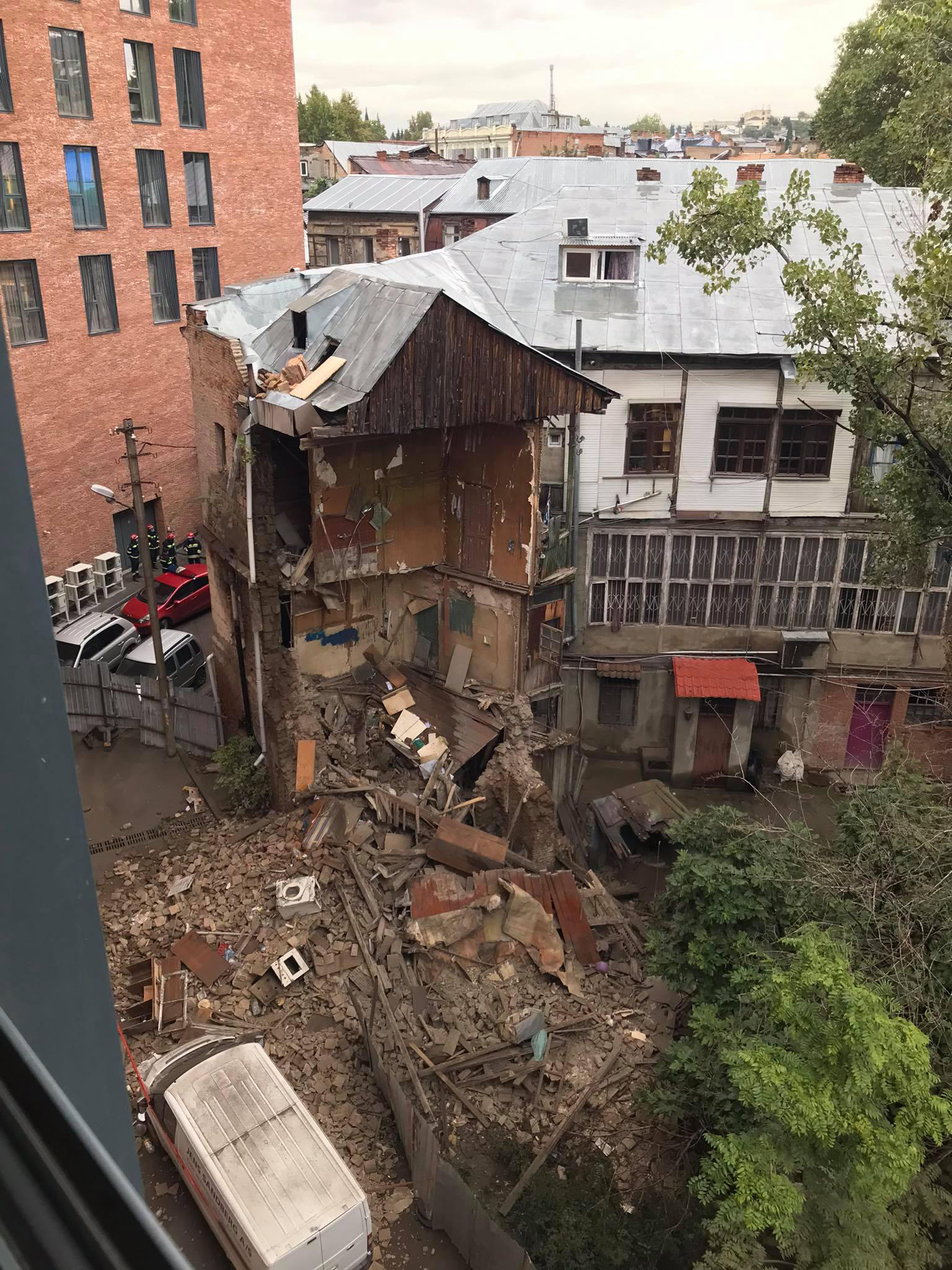 თბილისში, ტოლსტოის ქუჩაზე საცხოვრებელი სახლი ჩამოინგრა