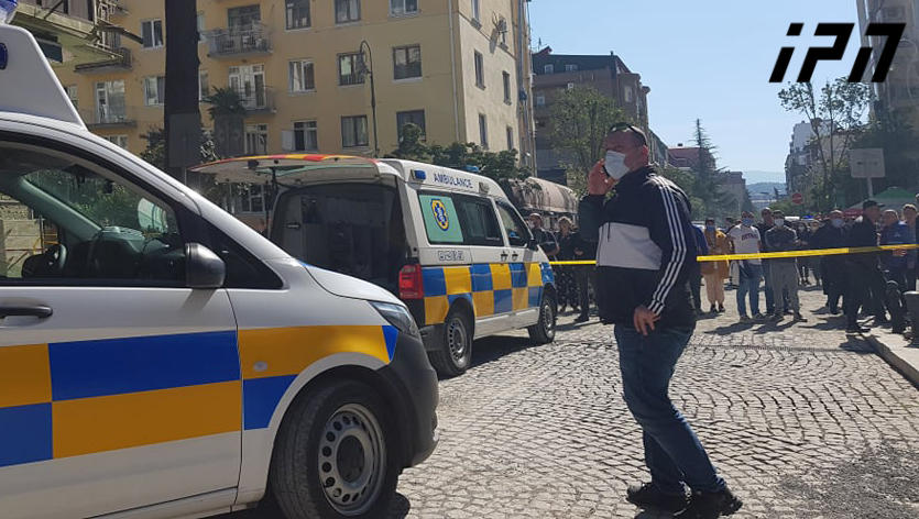 ექიმის ინფორმაციით, ბათუმში, კორპუსის ჩამონგრევის შედეგად დაშავებულ მცირეწლოვანს სხეულზე ზედაპირული დაზიანებები და ქვედა კიდურის ტრავმა აქვს, თუმცა გონება არ დაუკარგავს და კონტაქტურია