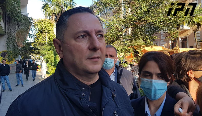 ვახტანგ გომელაურის განცხადებით, ბათუმში, საცხოვრებელი კორპუსის ნანგრევებში მოყოლილი ორი ადამიანი მაშველებთან სატელეფონო კონტაქტზეა