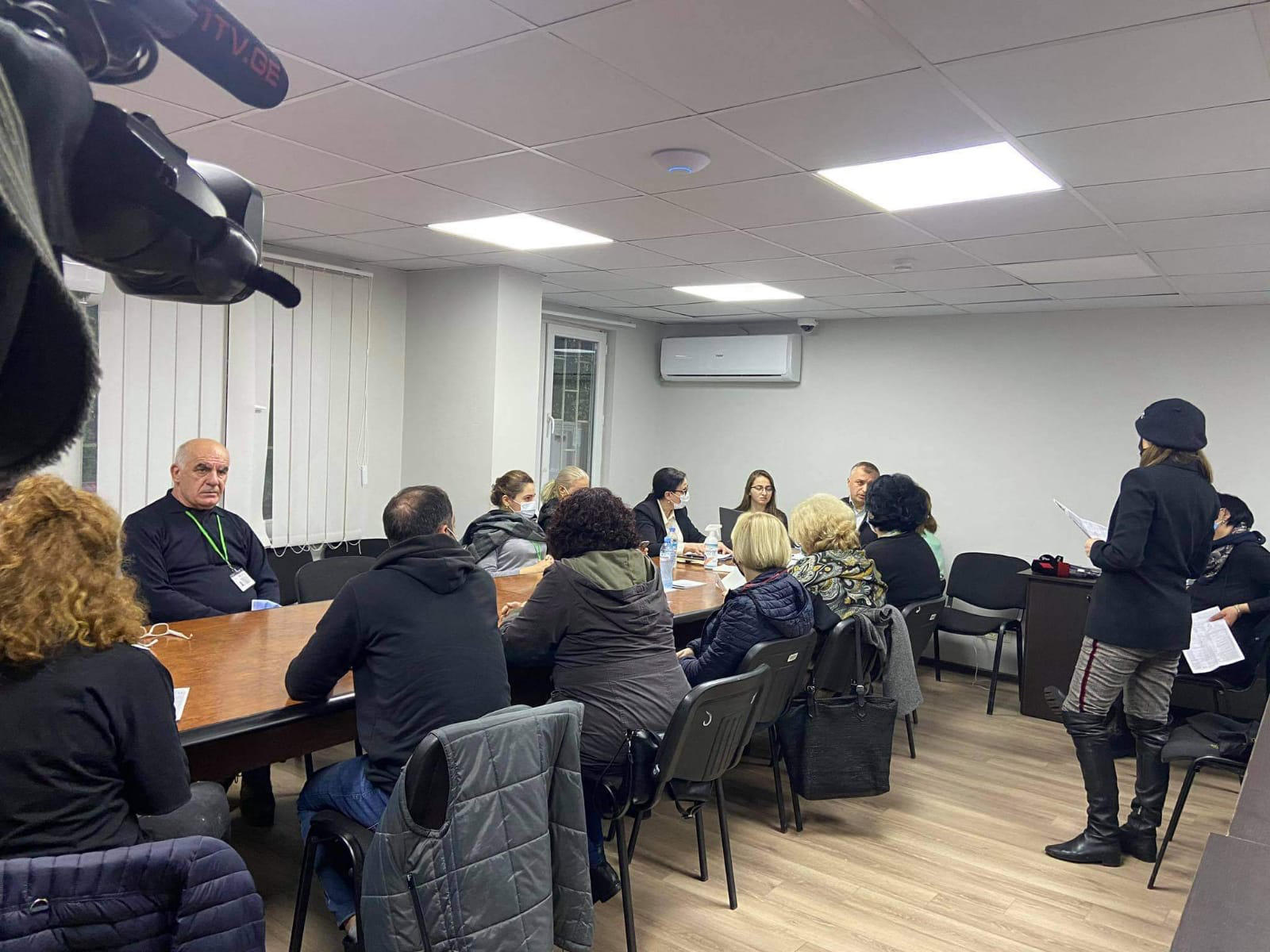 „ევროპული საქართველოს" შეთანხმებული ოპოზიციური მაჟორიტარობის კანდიდატი გიორგი ნონიაშვილი და პარტიის წარმომადგენლები, საბურთალოს საოლქო საარჩევნო კომისიაში ხმების გადათვლის პროცესს ესწრებიან
