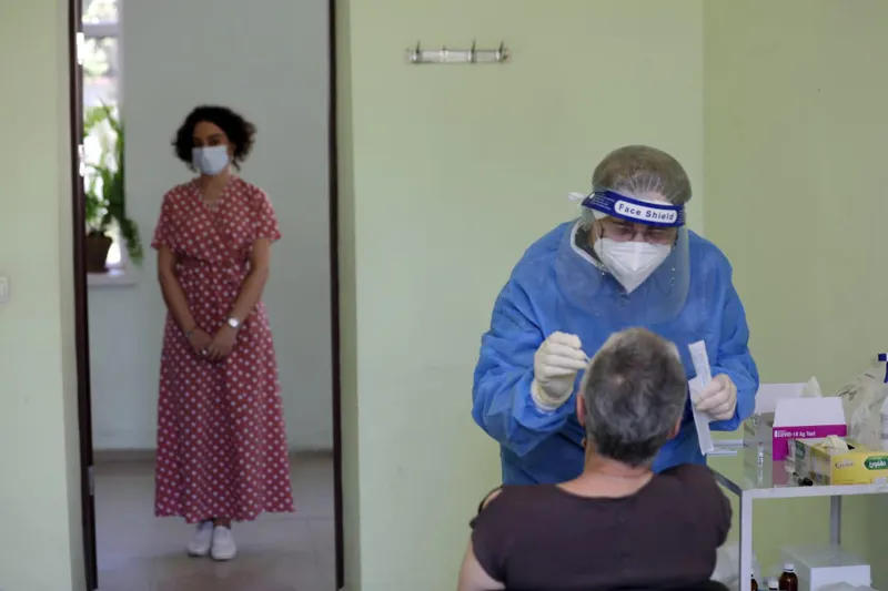 Непривитые сотрудники школ будут тестироваться раз в 7 дней, а полностью вакцинированные – раз в две недели