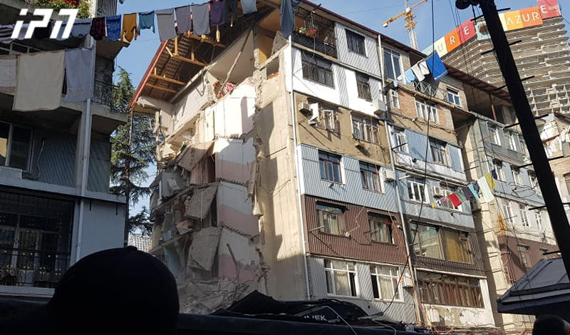 Мужчина, спасенный из-под завалов в Батуми, по-прежнему находится на управляемом дыхании