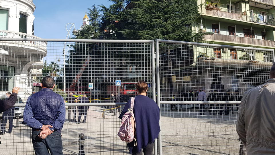 ბათუმში, ტრაგედიის ადგილზე დილიდან ექსპერტ-კრიმინალისტები მუშაობენ