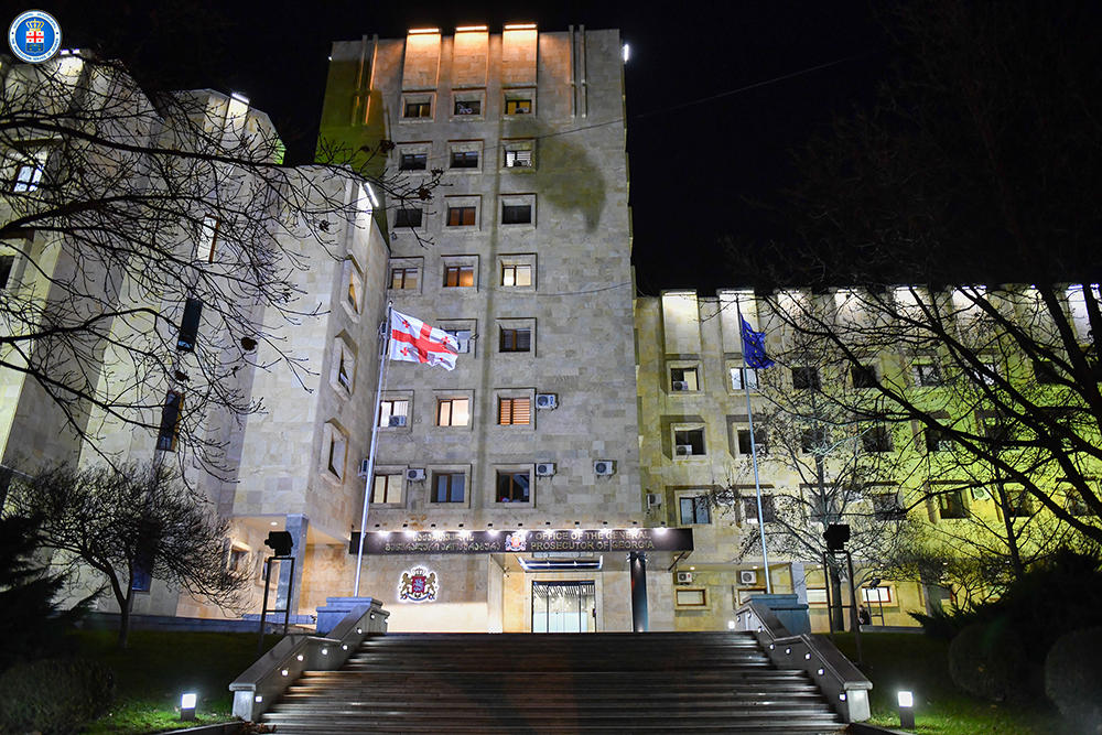პროკურატურა კიკეთში მკვლელობის მცდელობის და ცეცხლსასროლი იარაღის მართლსაწინააღმდეგო შეძენა, შენახვა, ტარების ფაქტზე დაკავებულისთვის ბრალდების წარდგენის თაობაზე ინფორმაციას ავრცელებს