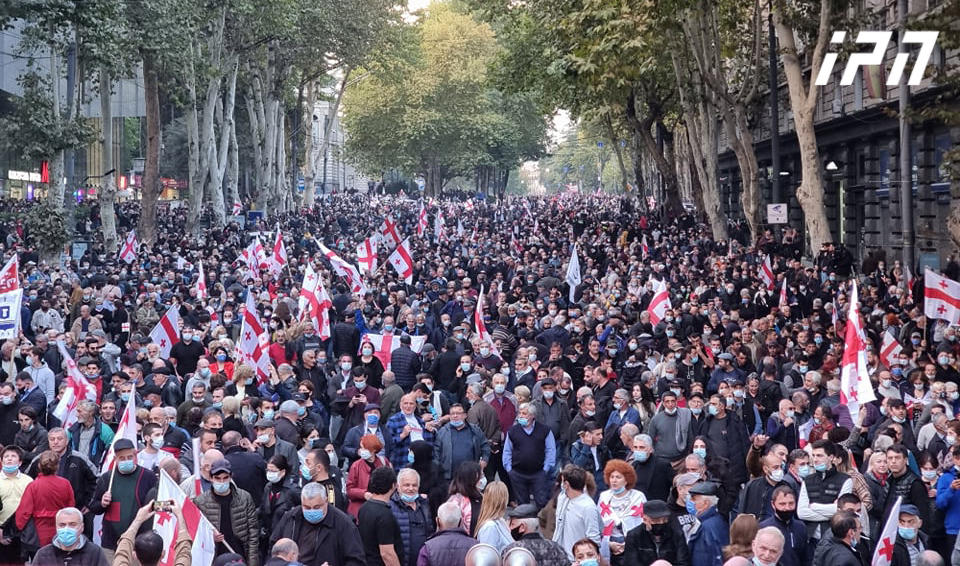თავისუფლების მოედანზე მიხეილ სააკაშვილის გათავისუფლების მოთხოვნით აქცია მიმდინარეობს