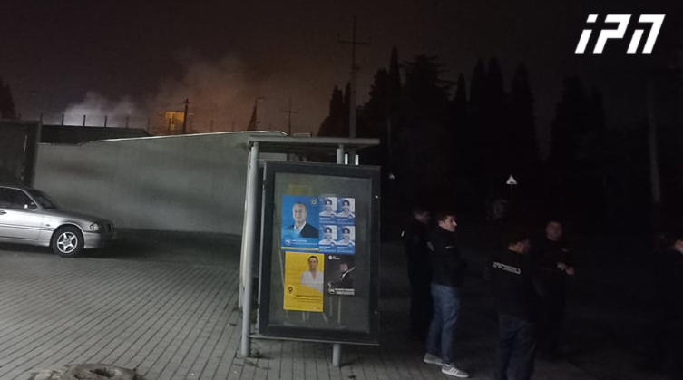 რუსთავის N17 პენიტენციურ დაწესებულებასთან, სადაც რამდენიმე საათის წინ ხანძარი გაჩნდა, მსჯავრდებულების ოჯახის წევრები არიან შეკრებილი