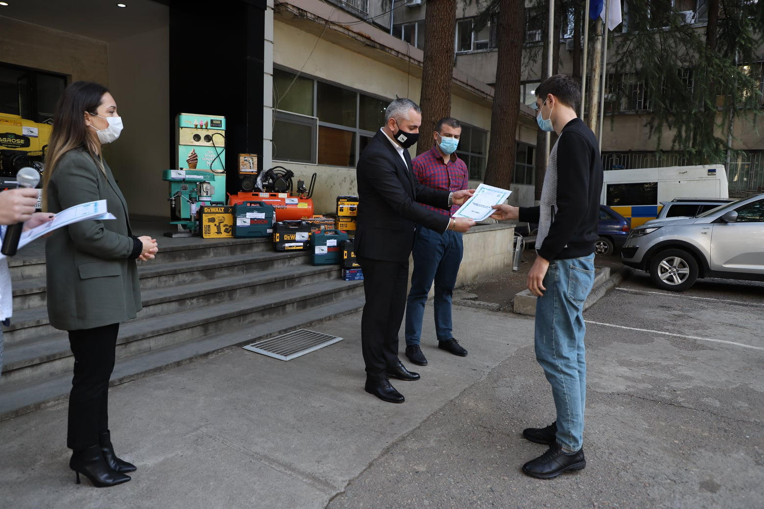 დევნილებსა და ეკომიგრანტებს ტექნიკა და ხელსაწყოები გადაეცათ