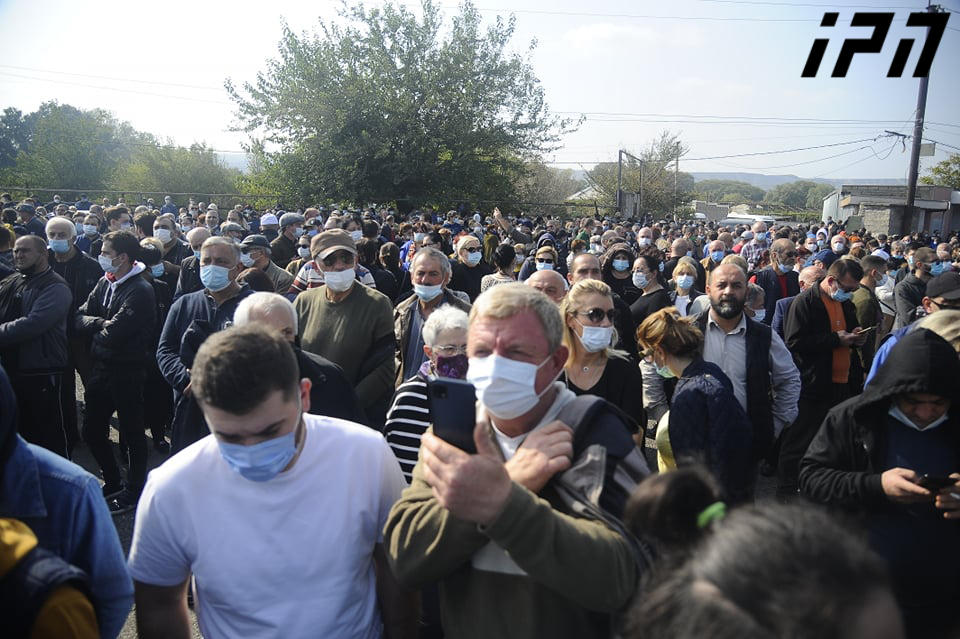 „ჯალათი ციხეში“ - ამ მოწოდებით რუსთავის მე-12 პენიტენციურ დაწესებულებასთან აქცია მიმდინარეობს