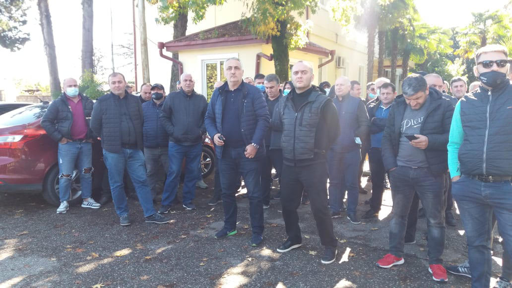 ყოფილი ძალოვნების განცხადებით, უკანონოდ დააკავეს ხობის პოლიციის ყოფილი უფროსი ლექსო რაფავა, ხოლო ჩხრეკა ჩატარდა ყოფილი მაიორის რუსლან შამახიას სახლში