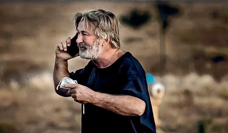 ალეკ ბოლდუინის მიერ გადასაღებ მოედანზე გასროლის შედეგად დაღუპულია ოპერატორი, ფილმის რეჟისორი კი დაჭრილია -  მსახიობმა იმ პისტოლეტიდან გაისროლა, რომელიც ფუჭი ვაზნებით უნდა ყოფილიყო დატენილი