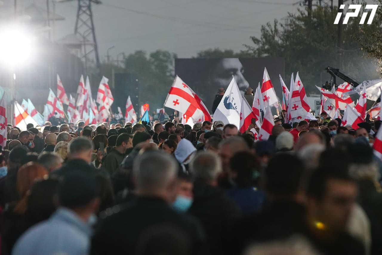 რუსთავის ციხესთან მიხეილ სააკაშვილის მხარდამჭერი აქცია მიმდინარეობს