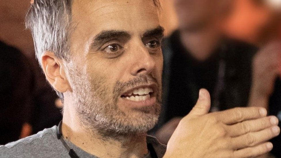 კინორეჟისორი ჯოელ სოუზა, რომელიც ალეკ ბოლდუინმა ცეცხლსასროლი იარაღით დაჭრა, განცხადებას ავრცელებს