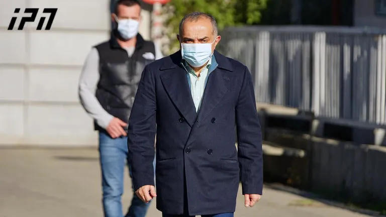 По информации Кобы Накопия, на этаже Михаила Саакашвили закрыли и затемнили окна, а также, всем лицам, кроме адвокатов, запретили выносить письма Саакашвили