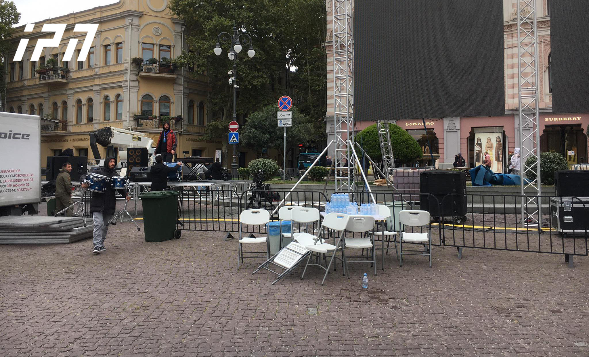 თავისუფლების მოედანზე, სადაც "ქართული ოცნების” შემაჯამებელი აქცია უნდა გაიმართოს, მოსამზადებელი სამუშაოები მიმდინარეობს