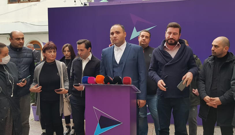 გახარიას პარტიის წევრი  ბათუმის საკრებულოს დეპუტატის გუნდიდან გასვლაზე - გასაყიდი უნდა გაიყიდოს და რაც მალე გაიწმინდება პარტია ადამიანებისგან, ვისთვისაც ღირსებაზე მაღლა მატერიალური კეთილდღეობა დგას, მით უკეთესი იქნება