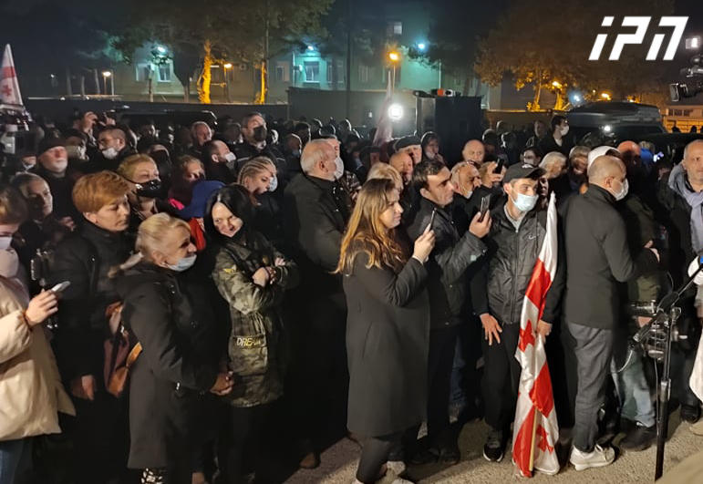 რუსთავის ციხესთან მიხეილ სააკაშვილის მხარდამჭერი აქცია მიმდინარეობს